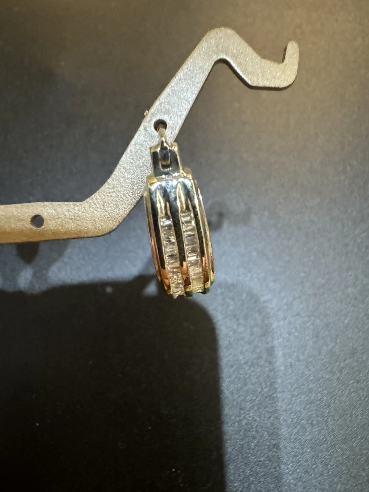 Pendientes huggie de diamantes de oro blanco macizo de 14k Foto 2 de 4