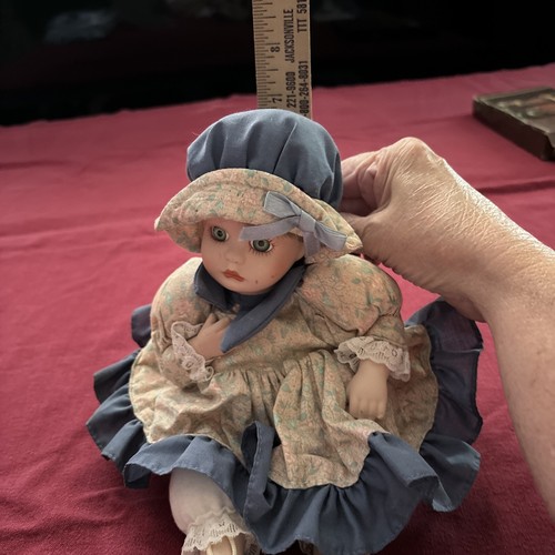 1993 Porcelain Animated Musical Wind Up Anco Doll 11" Sittong Pink Blue Dress - Picture 8 of 11