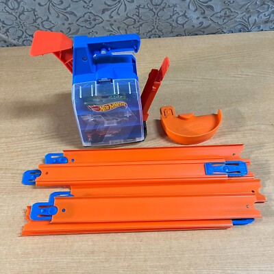 Mattel Hot Wheels 2018 Track & Builder Display & Launcher Case With 6 Cars