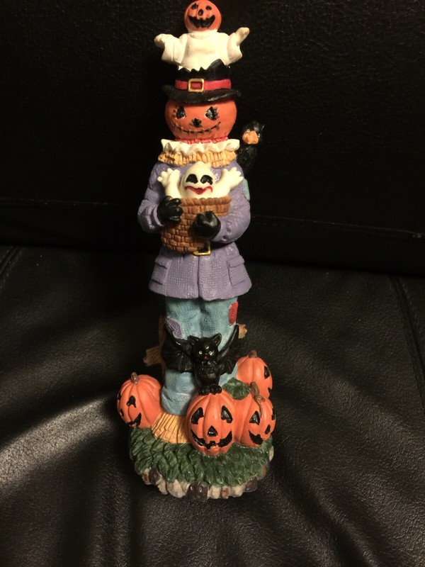 8 INCH RESIN HALLOWEEN TABLE TOP SCARECROW DECORATION{Excellent Condition}
