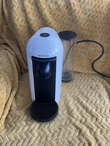 Nespresso GCB2 Vertuo Plus Home Pod Kapsel Kaffeemaschine Weiß Creme