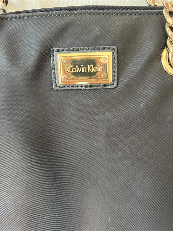 Bolso de Mano Calvin Klein Mediano Azul Marino Nylon con Cadena Tono Dorado y Asas de Cuero Foto 2 de 4