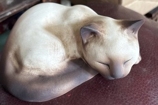 VINTAGE MIKE HINTON/WINSTANLEY SLEEPING SIAMESE CAT FIGURINE RARE BISQUE No 30