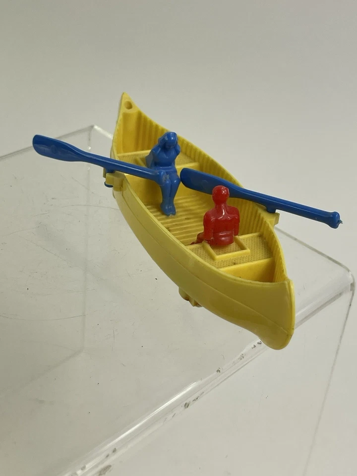 Canoa amarilla de plástico Renwal de colección de los años 50 con ruedas con personas con remos #136 Foto 4 de 4