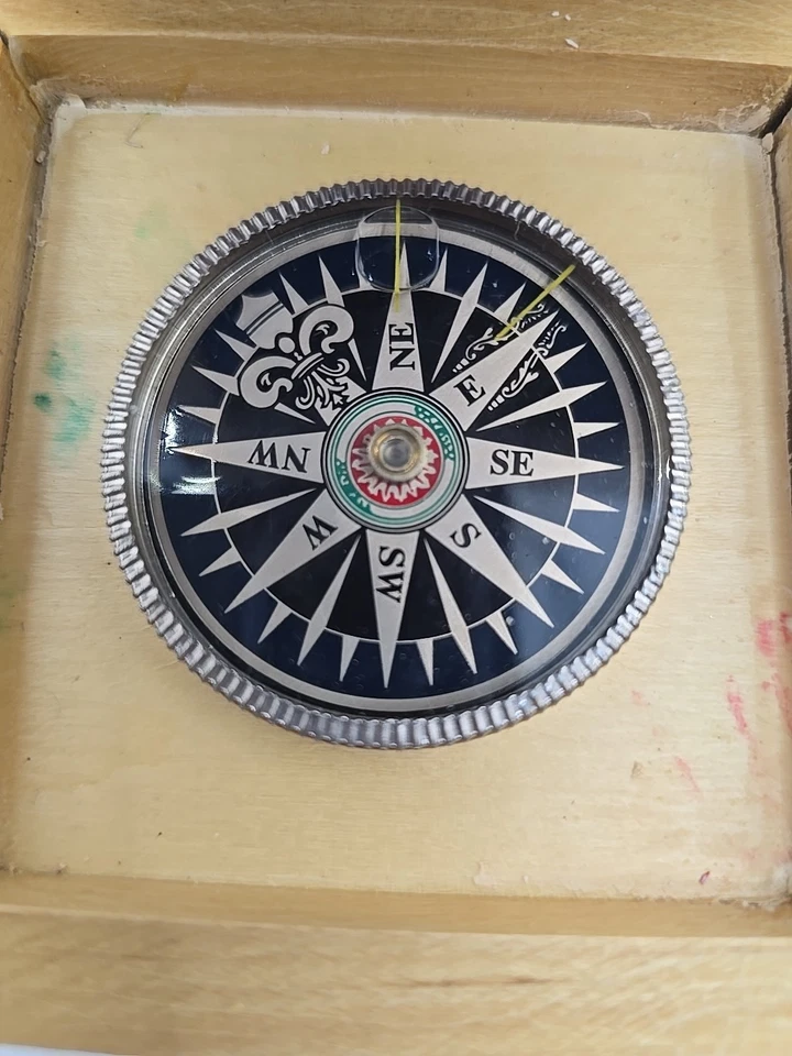Brújula náutica vintage en caja de madera cola de milano. Anuncio del plan de salud ArtaMedicare Foto 3 de 4