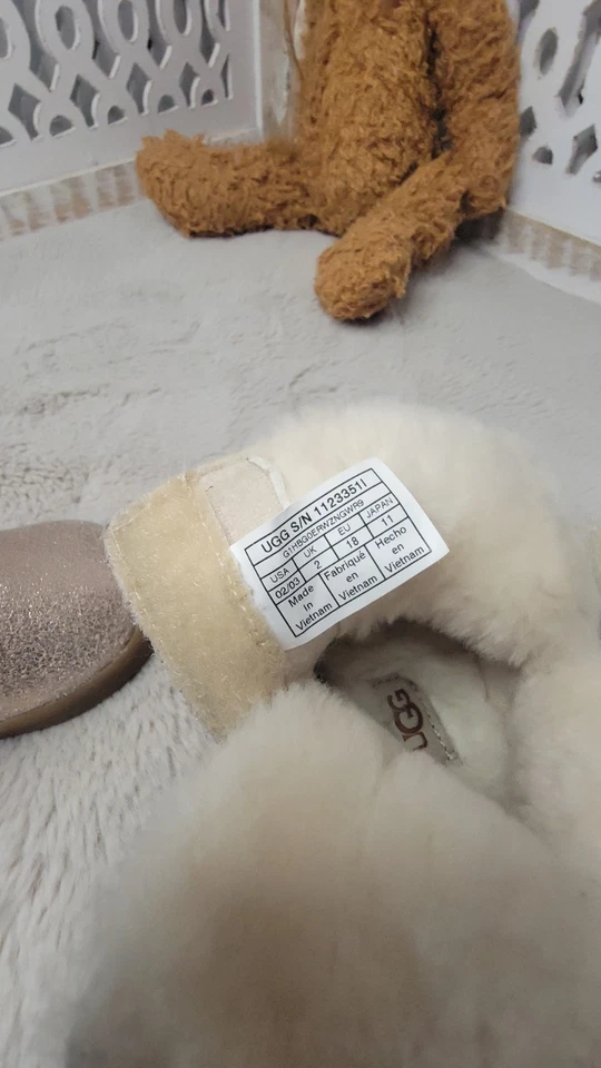 二手婴儿 UGG Sparkly 金属金色美国 2/3 靴子 美国 2/3 — 第 4/4 张图片