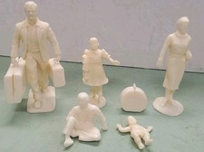 Suzy Goose Friendly Folks Motel Play Set Family Figure Lot Of 5 W/ Luggage