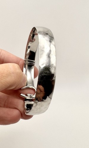 Stellar Vibe St. John Sterling Silver & Onyx Hand Hammered Hook Bracelet 7.5” - Imagen 12 de 14