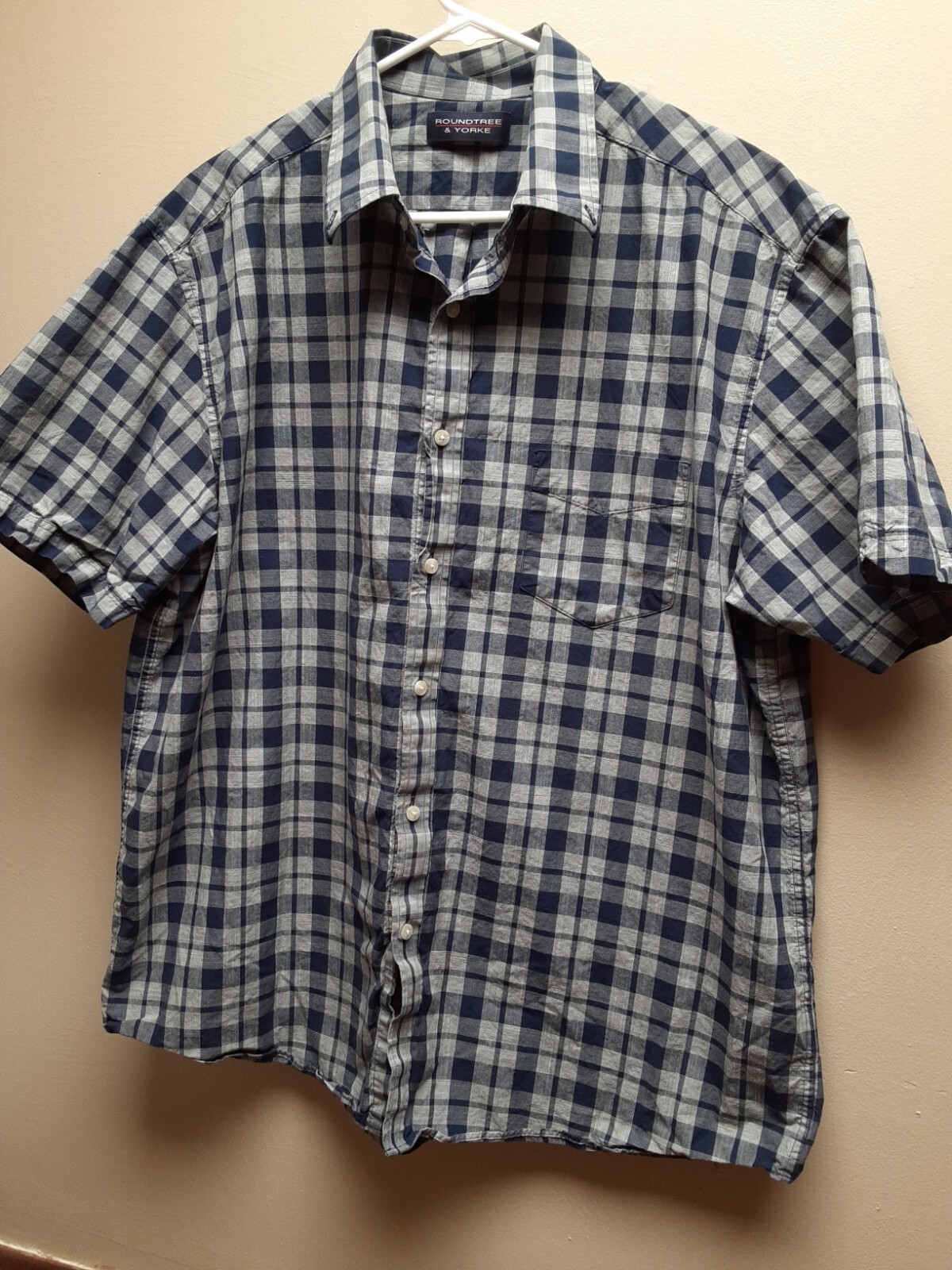 Round Tree & Yorke mens XL short sleeve button-up shirt in blue