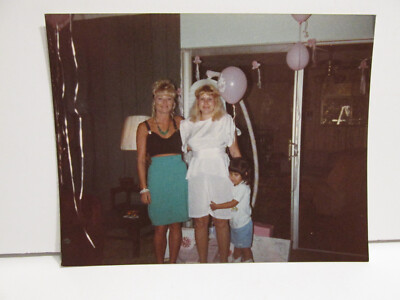 1980S VINTAGE FOUND PHOTOGRAPH COLOR ORIGINAL ART PHOTO SEXY BLONDE WOMEN PARTY