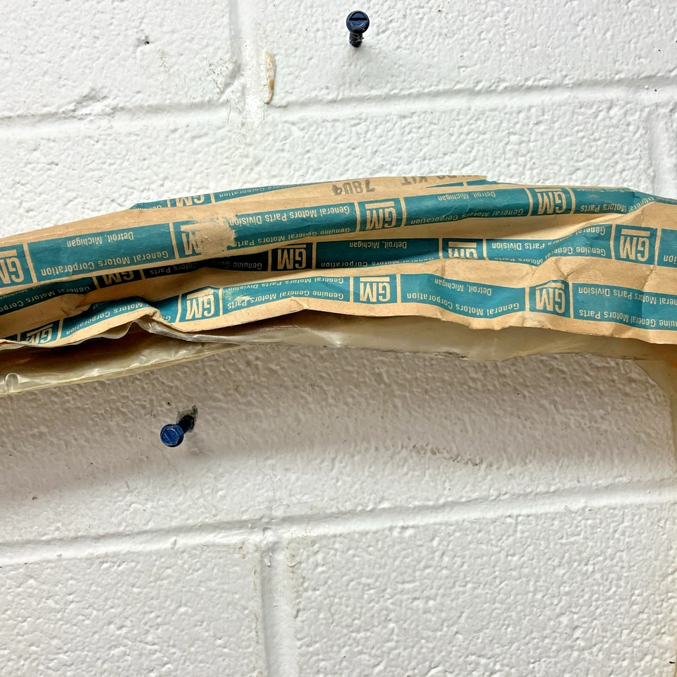 Novo OEM Guarnição de Poço de Roda Traseira GM 9637504 1982-1994 Cadillac Fleetwood (SR26) - Imagem 4 de 4