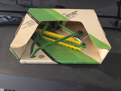 John Deere Hay Rake 1/16 Scale Agriculture Toy in Original Box