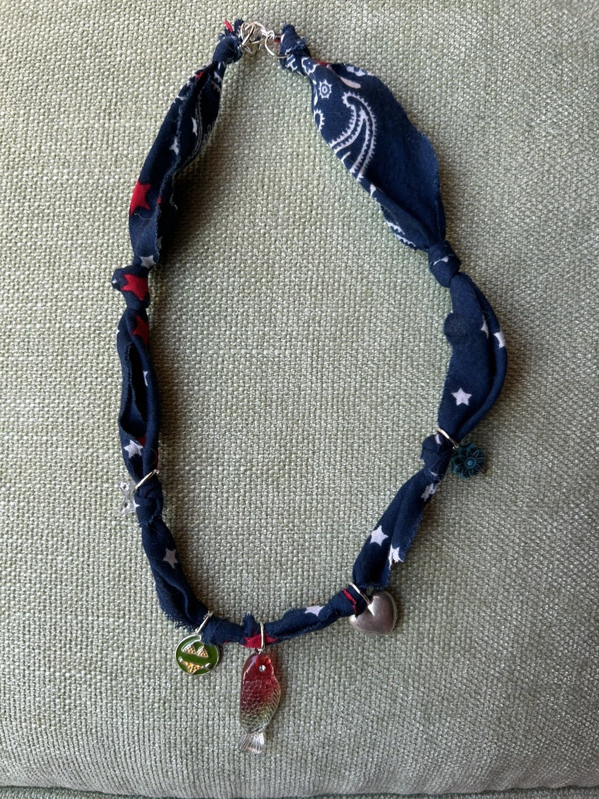 VETEMENTS Collana girocollo rosso bianco blu bandana charm pesce bikini cuore fiore chiusura 18 pollici