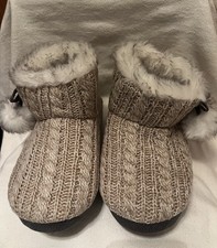 NEW Size 5 / 6 Womens Cuddl Duds Beige Knit Fuzzy Warm Slippers Bedroom Shoes