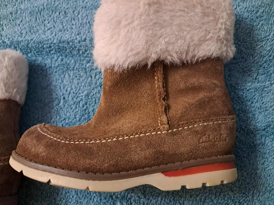 Botas de gamuza Clarks para bebé niña talla 6 (crebilla lateral) Foto 2 de 4