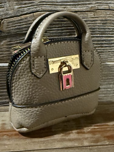 1:6 scale posh weekender handbag charm. Ideal for barbie and other size dolls - Picture 7 of 10