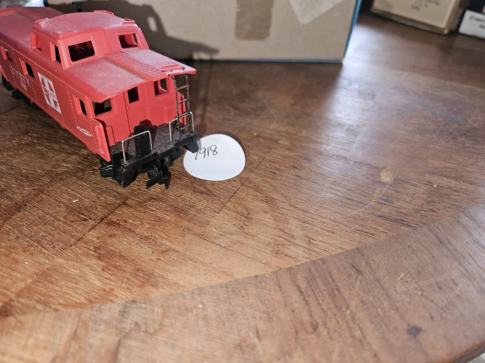 ATSF SANTA FE HO GUAGE RED CABOOSE, NEEDS NEW DECAL - Image 4 of 4