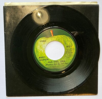 Mary Hopkin, Que Sera, Sera / Fields of St. Etienne vinyl 45 (US Apple 1970), M-