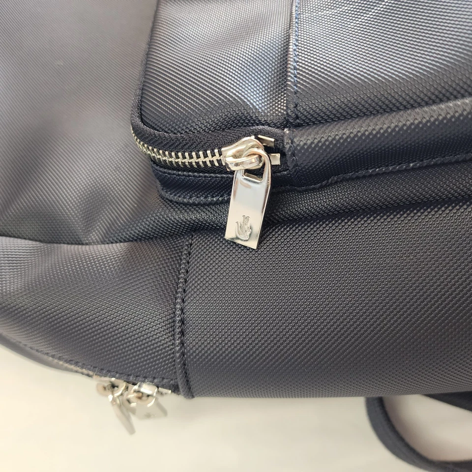 Mochila Lacoste azul marino con bolsillo para portátil Foto 2 de 4