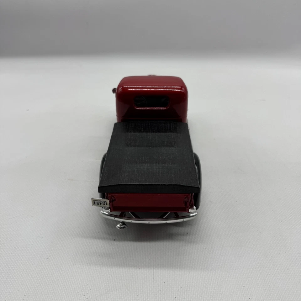 Chevrolet GMC 1946 Truck Model Red - Solid - Scale 1:18 Diecast - Image 4 of 4