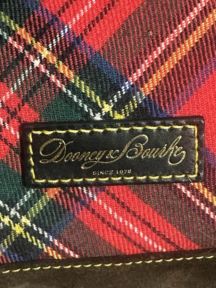 Bolsa de mão Dooney & Bourke vermelha/preta xadrez tartan bolsa de liberação de férias camurça - Imagem 3 de 4