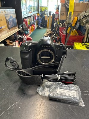 CANON EOS-1 FILM CAMERA WITH REMOTE AND AV CABLES (HPB029433)