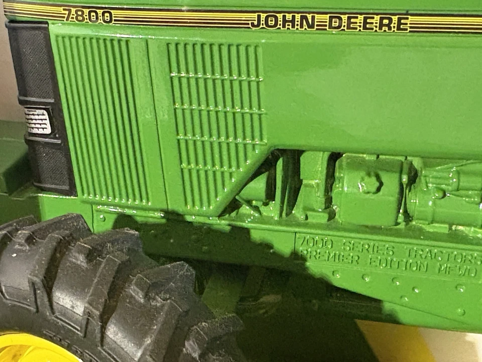 TRACTOR AGRÍCOLA JOHN DEERE 1:16 con tracción multifunción y doble fundición a presión 7800 con caja Foto 3 de 4
