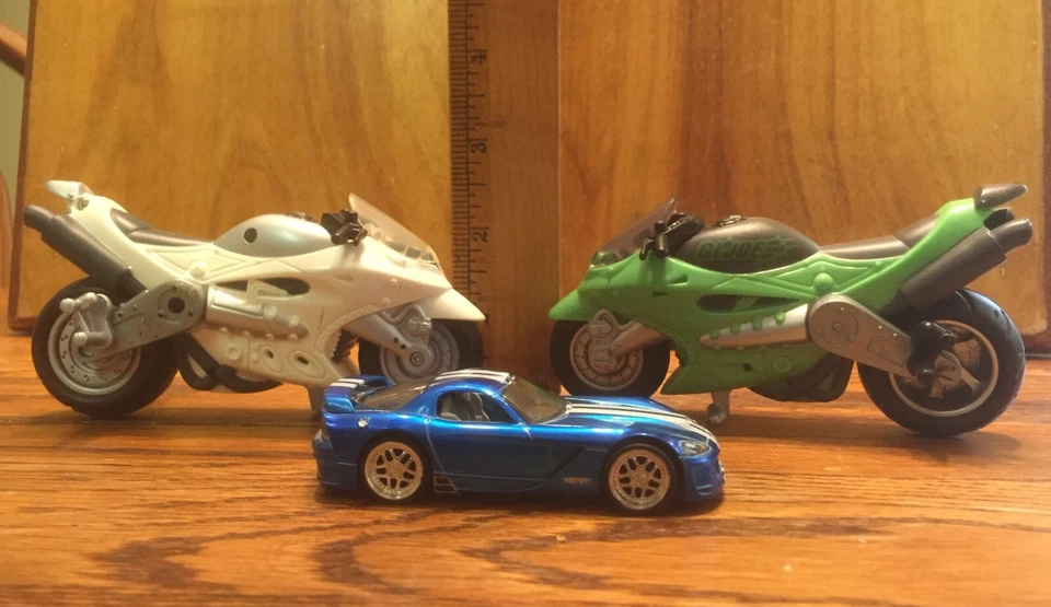 3 vehículos dicast - 2 motocicletas y 1 Shelby Foto 4 de 4