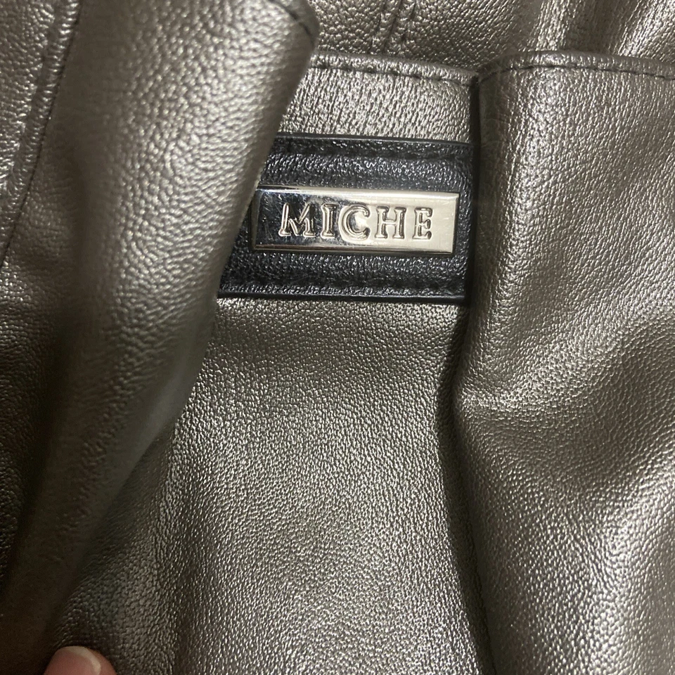 Bolsa tote Miche Prima prata preta bolsa concha couro vegano plissada - Imagem 2 de 4
