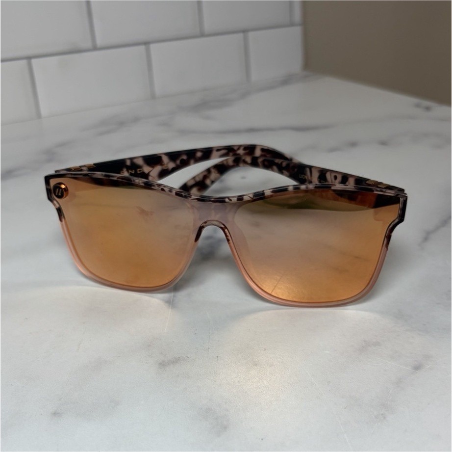 Women’s Lightweight Tortoise Shell Square Sunglas… - image 1
