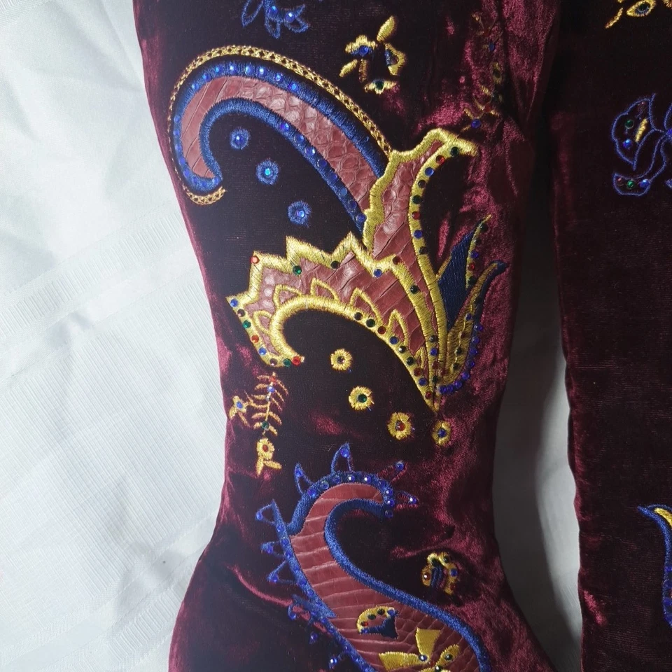 Diane Gilman Burgundy Velvet Heeled Boots Embroidered Bling 8M NEW W/ Defects - Image 4 of 4