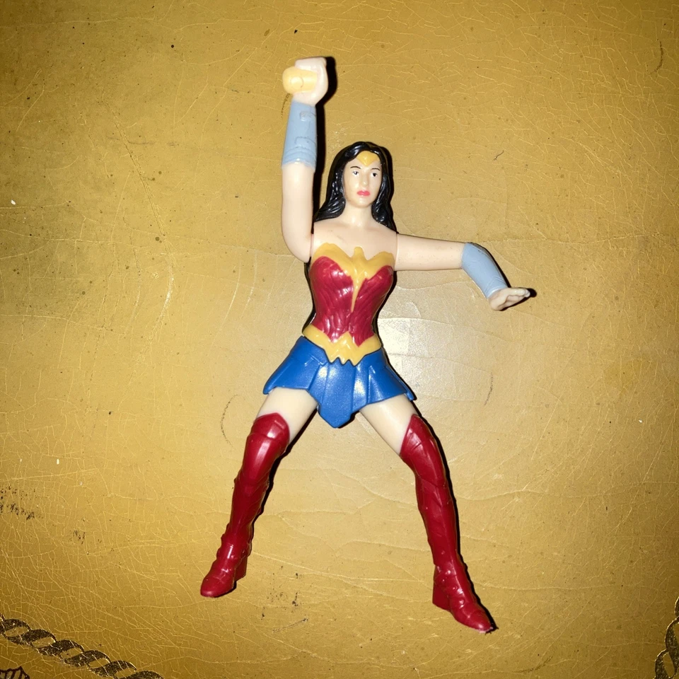 Figura de Mujer Maravilla con Brazo Mecánico DC Comics Figura De Colección  Foto 3 de 4