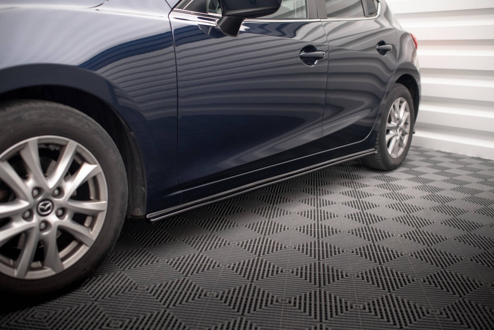 Rajouts de bas de caisse Mazda 3 BN Mk3 Maxton tuning esthétique extérieur noir brillant