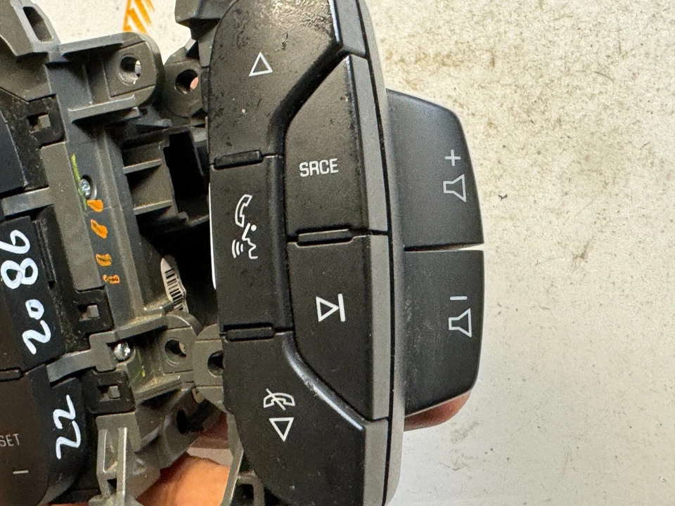 Interruptor de control de crucero Chevrolet Traverse 2009-2012 OEM Foto 2 de 4