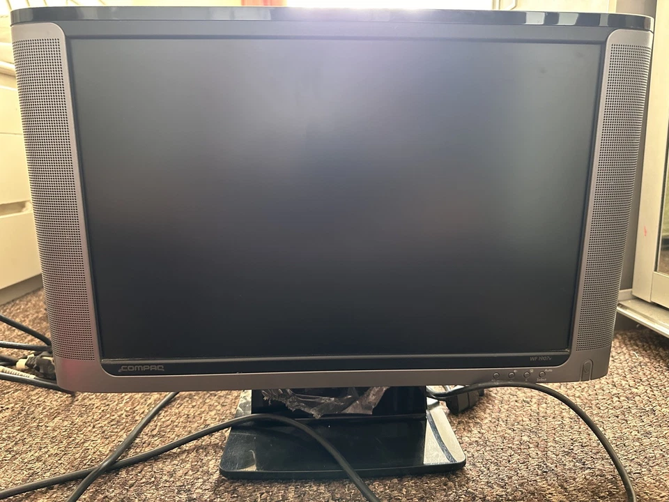 HP Compaq WF1907v 19 inch LCD Monitor - Good Condition- With power and VGA cable - Image 3 of 4