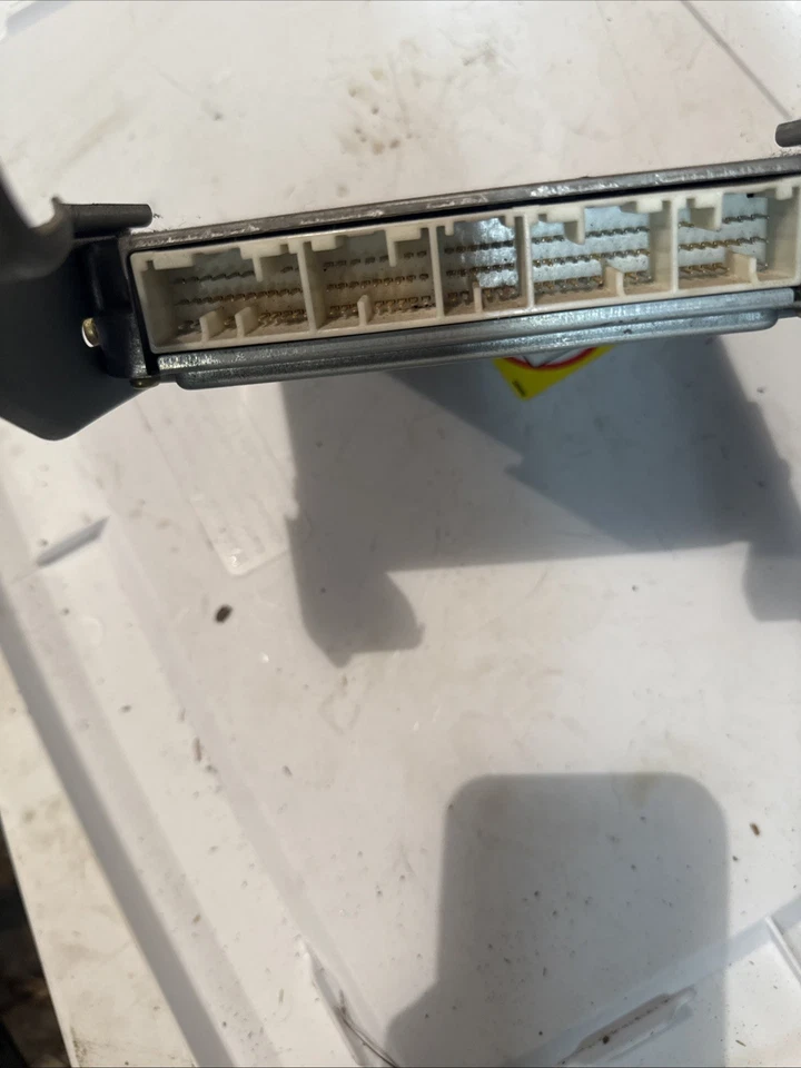 89661-3D570 ECM ECU OEM 1999 Toyota 4Runner 3.4 A/T 4x4 - Image 2 of 3