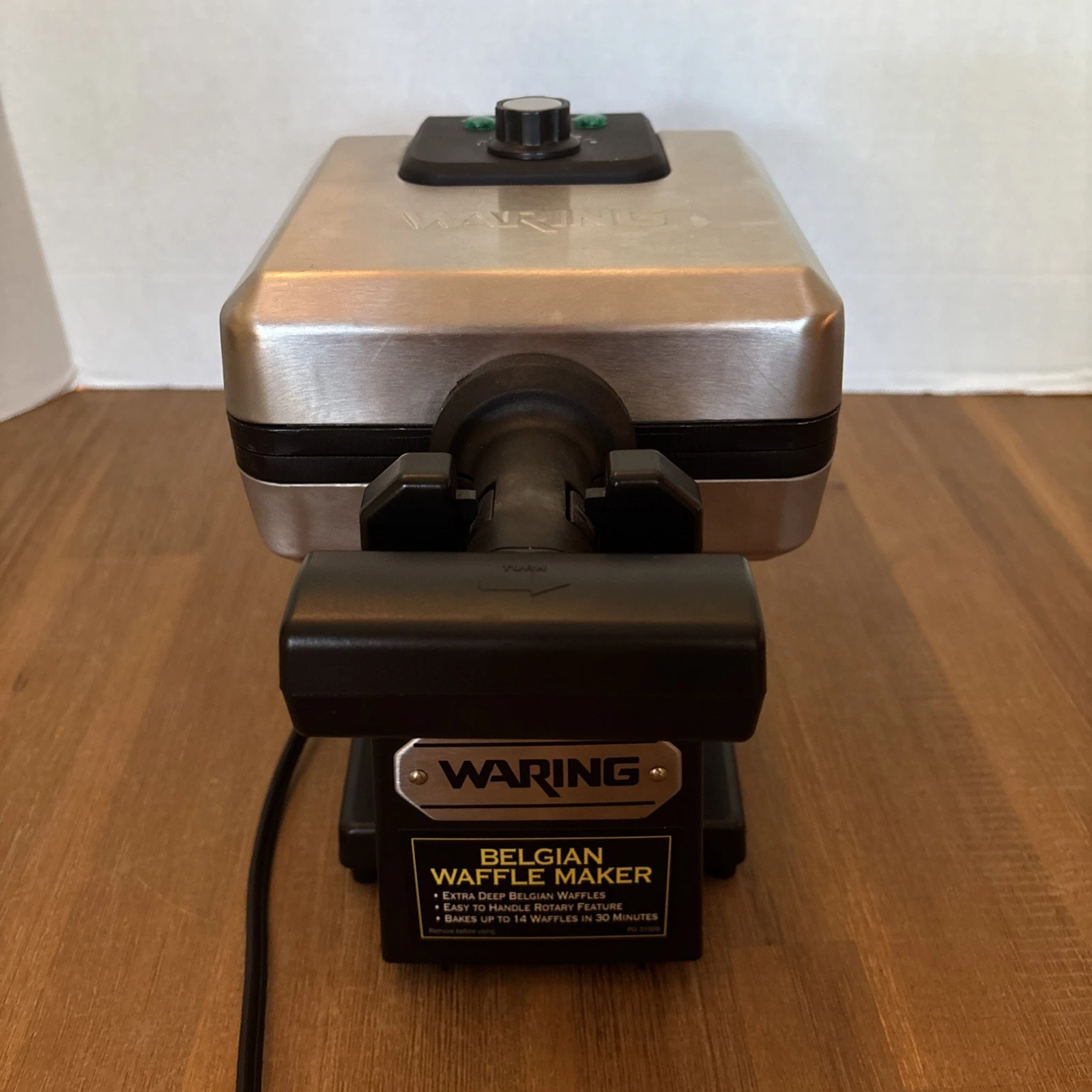 Waring Pro Belgian Waffle Maker 4 Slice Black Stainless Steel WMK250SQ WORKS