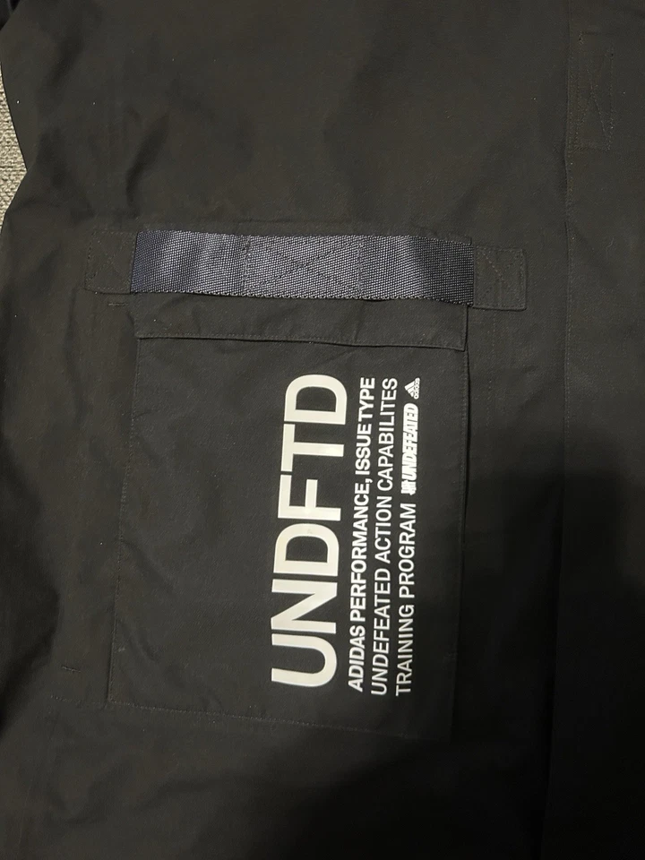 💥Chaqueta al por menor $485 Adidas x Undefeated Gore-Tex Negra Impermeable Talla XL💥EUC Foto 2 de 4