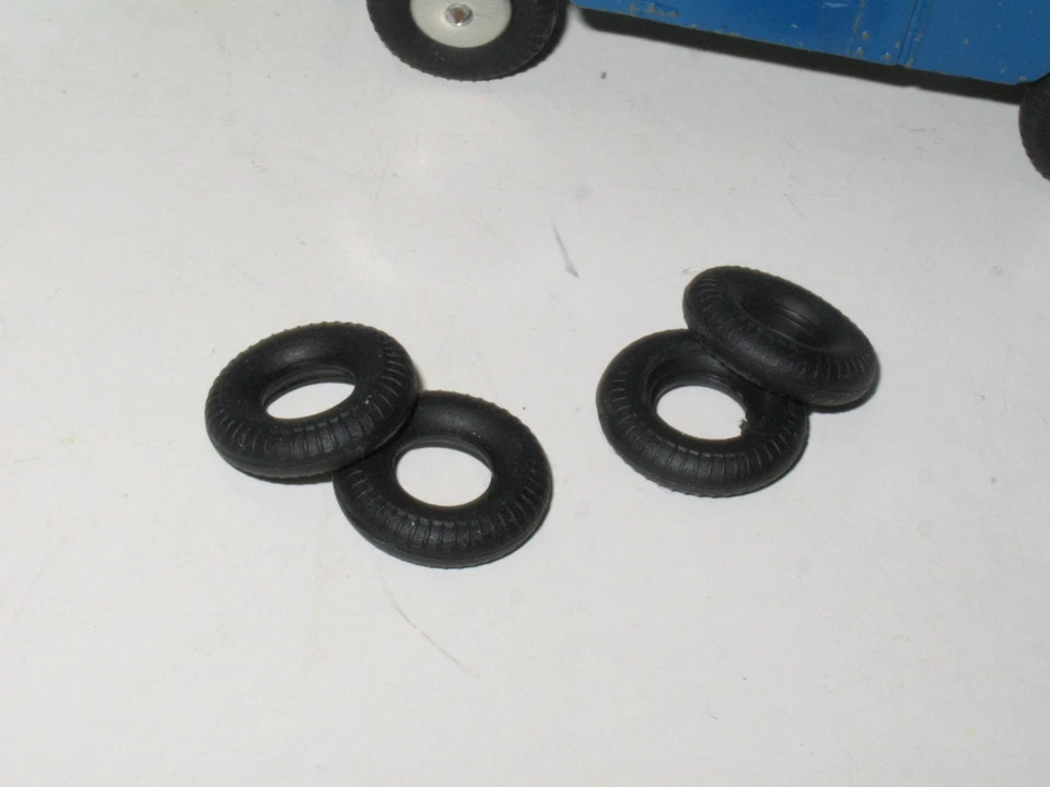 C32 CORGI, X 4 Lightly Grooved Tires Land Rover 1St Type... 16.5 / 8 - Image 2 of 4