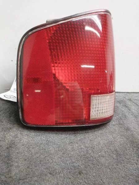 Driver Tail Light With Black Paint Around Lens Fits 94-03 S10/S15/SONOMA 848388 Foto 2 de 4