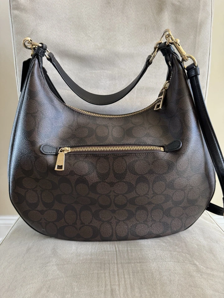 Bolso de Mano Coach Harley Hobo Convertible Color: Marrón/Negro Foto 3 de 4