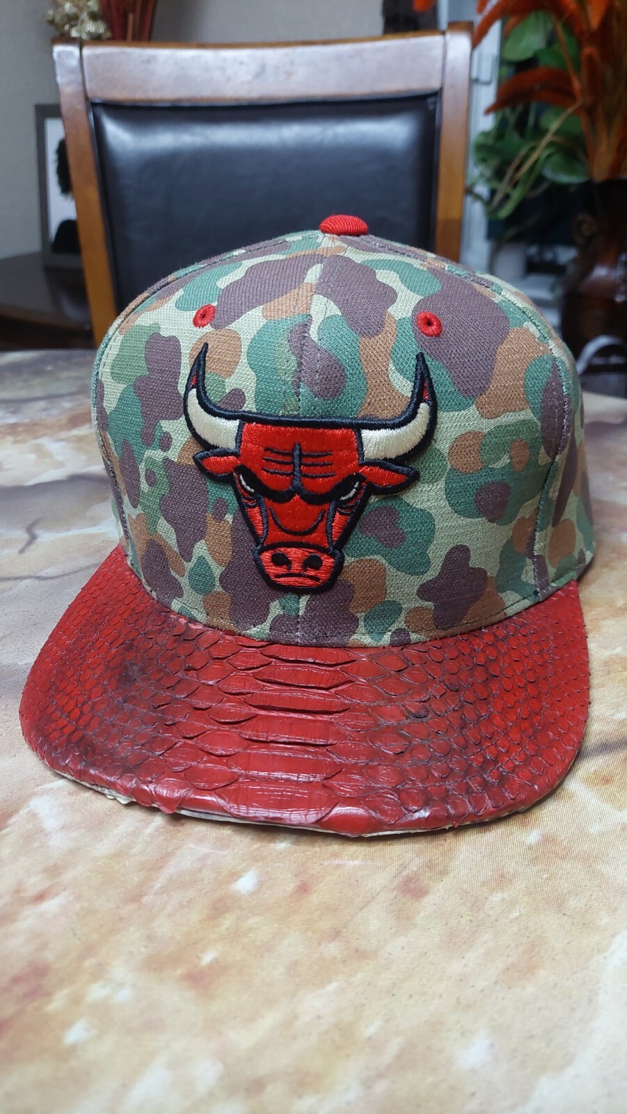 Gorra Just Like Just Don genuina de piel de serpiente con tirantes M & N Chicago Bull.