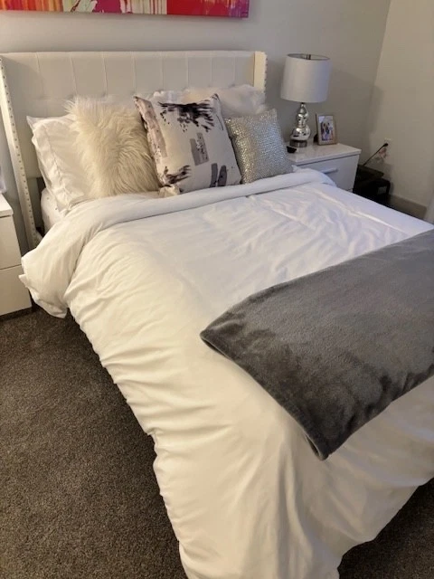 Juego de colchón y somier tamaño completo ligeramente usado con cabecero moderno Foto 3 de 4