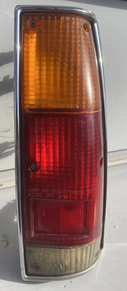 Conjunto de luz trasera trasera lateral del pasajero Isuzu Trooper 1987-1991 Foto 2 de 4