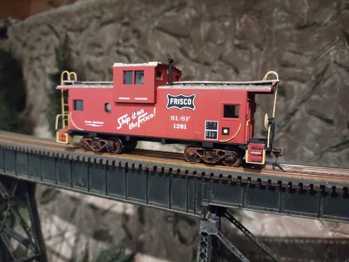 Frisco #1261 Athearn Custom Wide-Vision Caboose con KD, MW y acristalamiento de ventanas | Condition: Used