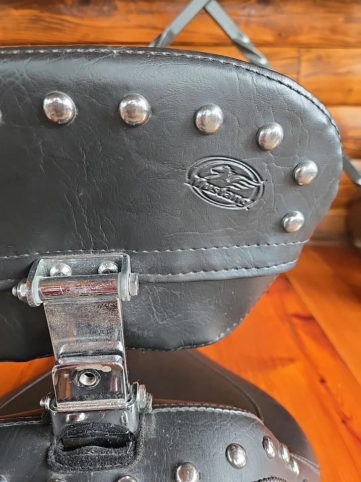 Asiento de moto Mustang para Harley Davidson con respaldo Foto 3 de 4