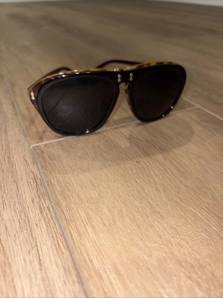 Gafas de sol abatibles Conor McGregor negras y con estampado de guepardo. Foto 2 de 4