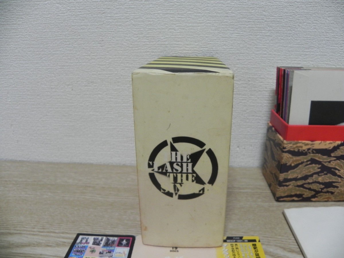 希少廃盤美品！THE CLASH SINGLES &#39;77-&#39;85 生産限定CD 希少廃盤美品！THE CLASH SINGLES '77-'85 生産限定CD - メルカリ