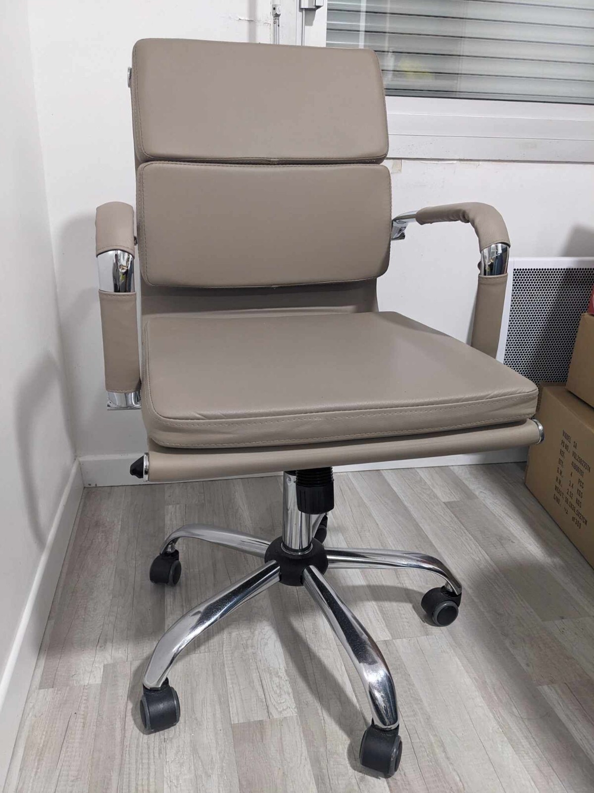 Chaise de bureau capitonnée en similicuir taupe élégant
