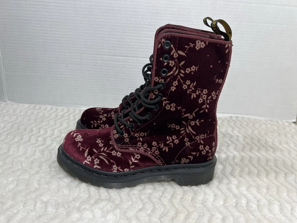 Botas femininas raras Dr Martens Avery tamanho 5 Burgundy Rouge veludo 10 olhos - Imagem 2 de 4